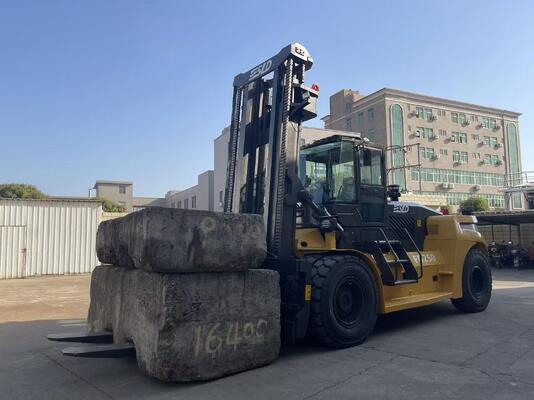 اندازه کل 7200x2550x3460mm counterbalance forklift با گنجایش چنگال مناسب برای حمل و نقل ایمن و مواد